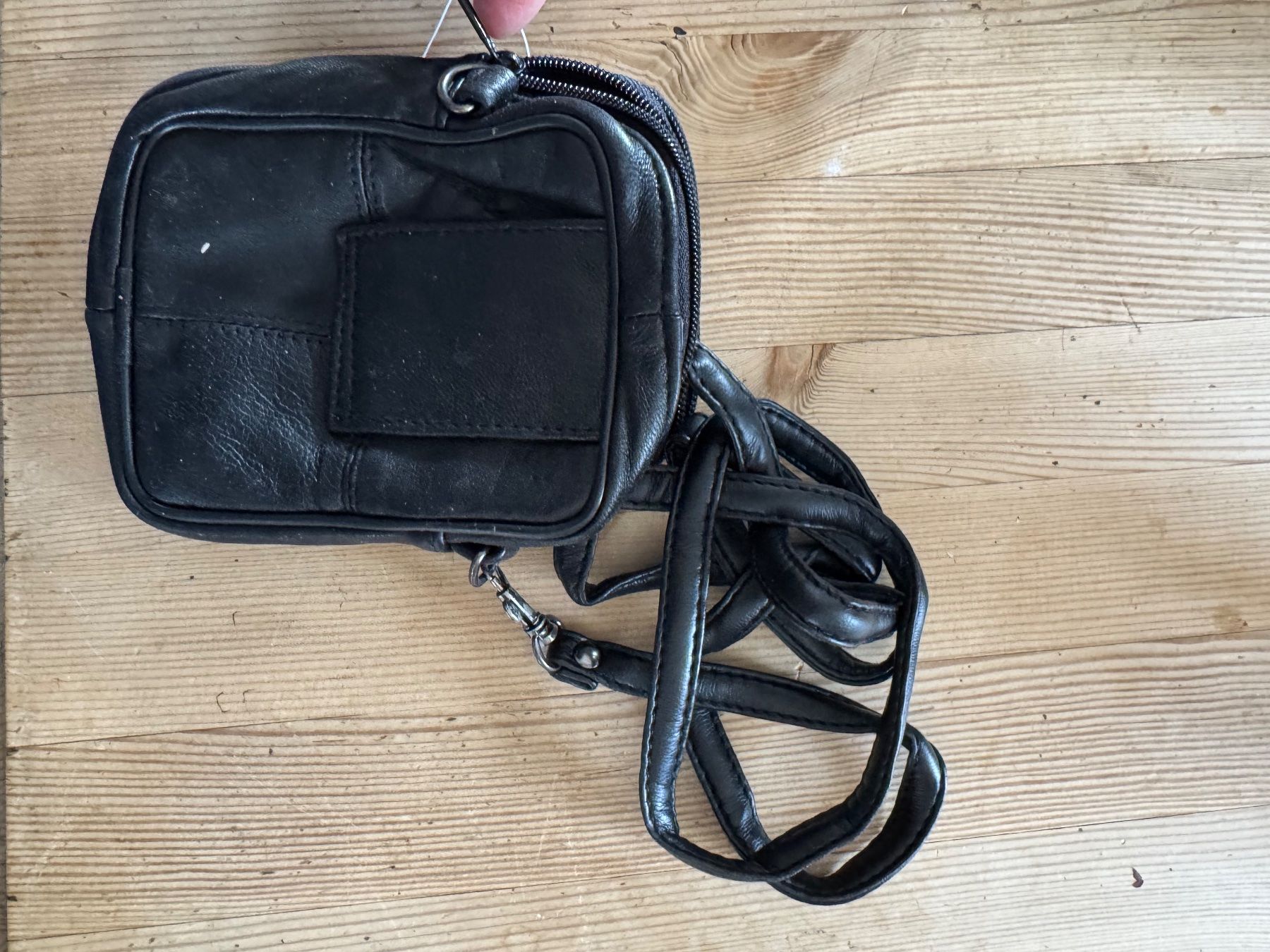 Altro in  Abbigliamento & Accessori: Sacoche en cuir véritable noir  et élégant. – Nuovo e nell'imballaggio originale da Veyrier venduto da Kimedovapa_1 2