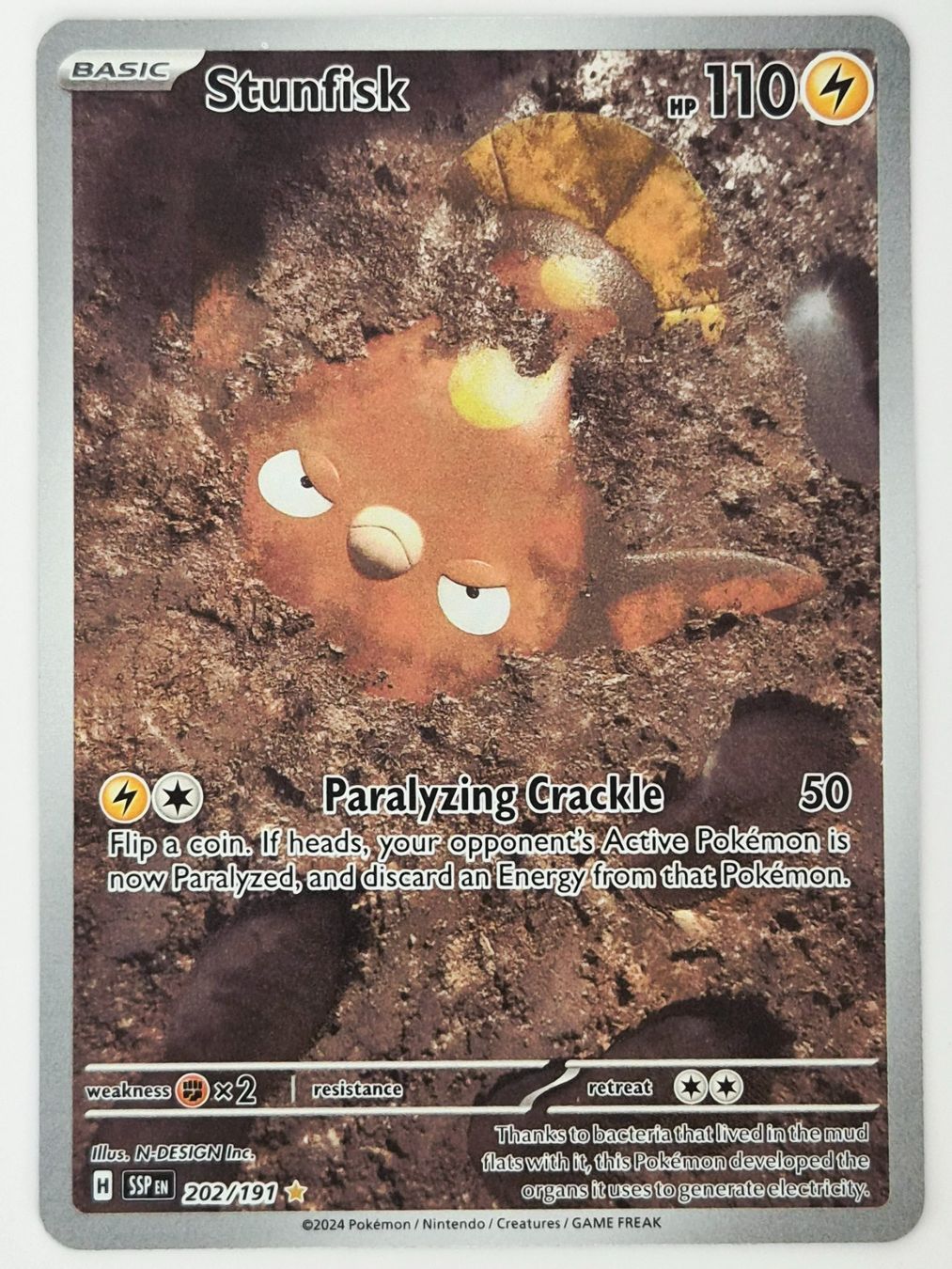 Pokémon Carte collezionabili: Stunfisk / Flunschlik / Surging Sparks / SSP 202 – Nuovo (secondo la descrizione) da Arni AG venduto da PokemonCardsStore