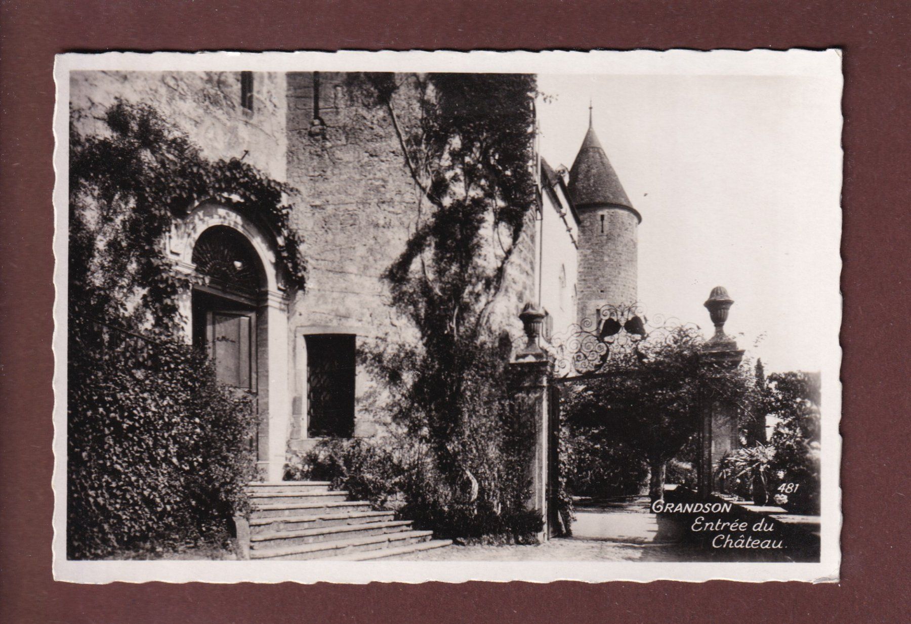 Cartoline postali: GRANDSON - Entrée du château - Feldpost – Usato da Pully venduto da nicecards