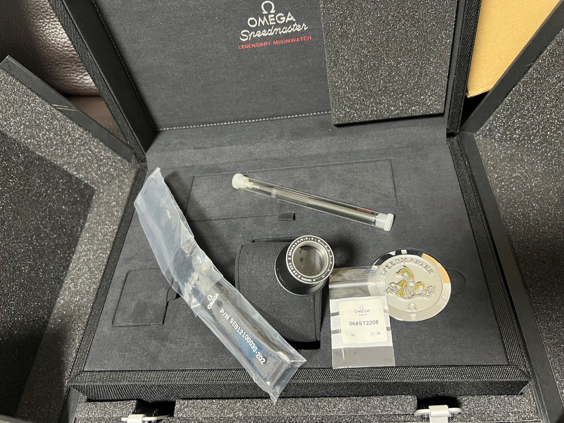 Omega Uhren: Omega Speedmaster Moonwatch Original Box – Neu und originalverpackt aus Basel von  1
