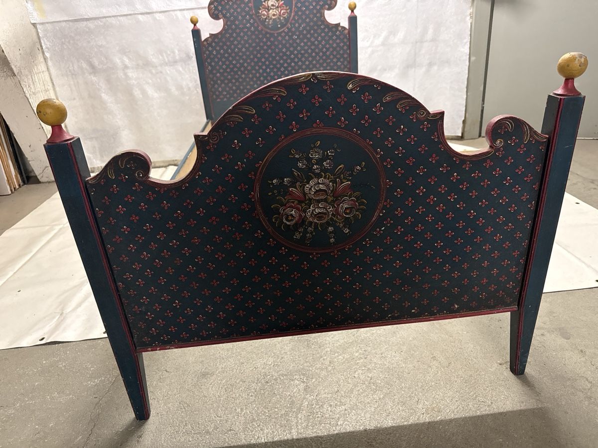 Betten: Antiker Holzbettrahmen 2m lang – Gebraucht aus Grenchen von swiss.antiques 2