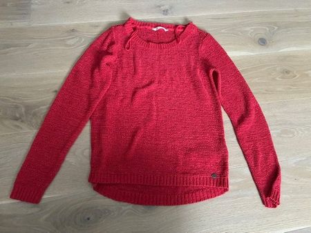 Schöner Pullover in einem wunderschönen Rotton Größe S