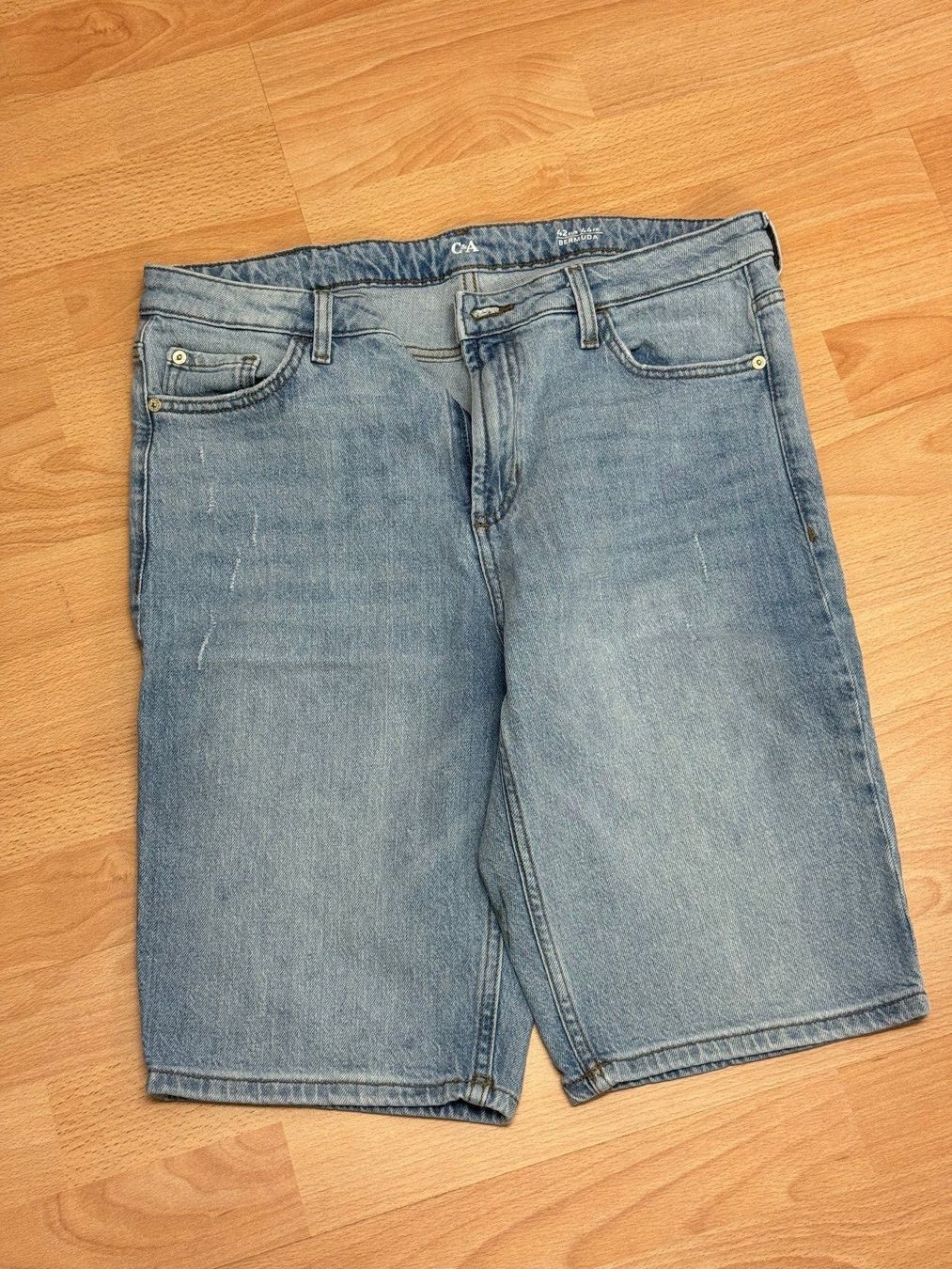 Jeans: WOMEN C&A kurze Jeanshose EU42, Bermuda – Usato da Ostermundigen venduto da Vangiolillo