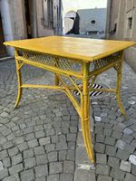 Table vintage en rotin jaune, parfait été!