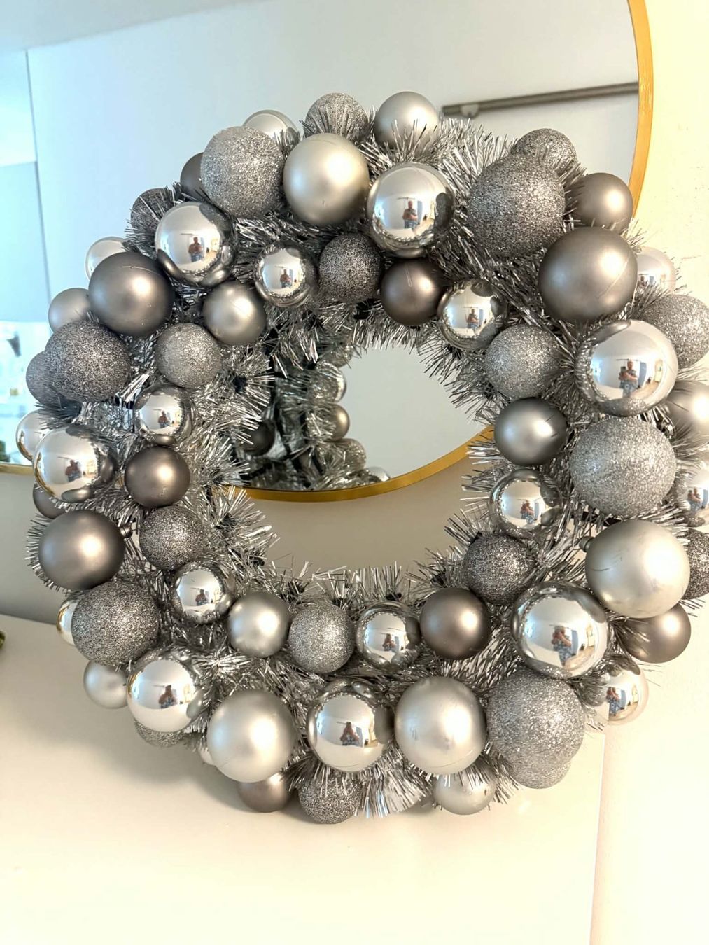 Alle Dekorationen: Grössere Weihnachtskranz Silber mit Kugeln Glanz – Gebraucht aus Bern von MIR-IAM