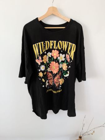 Schwarz T-Shirt mit Blumen & Schmetterlingen, Grösse 48,