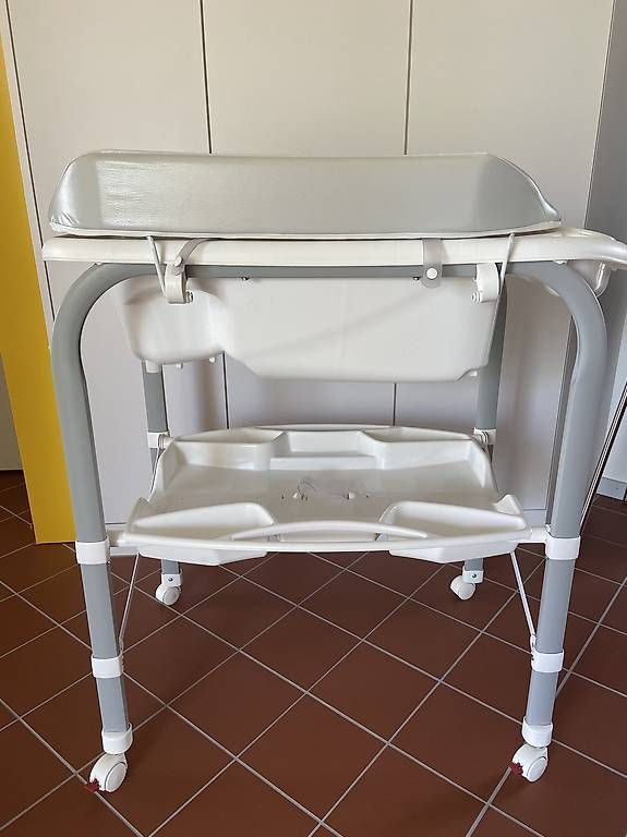 Tables à langer & accessoires: Bade- Wickelkommode. – D'occasion à Zürich par val_vfc9 3