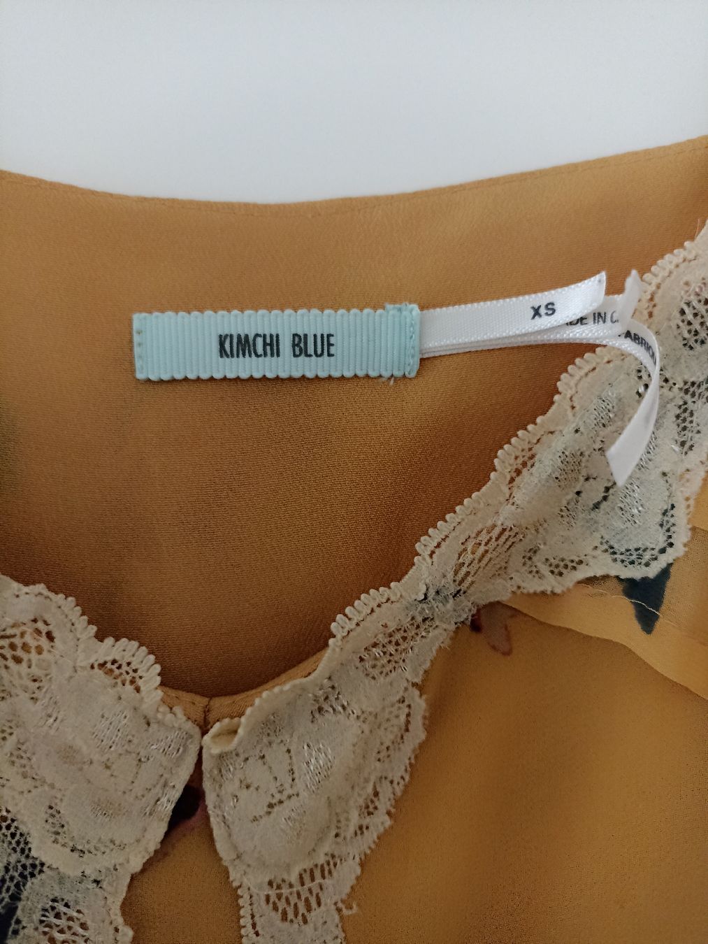 Top: Top mit Blumen XS Kimchi Blue – Usato da Zürich venduto da Fdoamaral 1