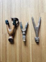 3 lance-pierres en bois de l'Antiquité.