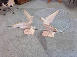 Table basse aigles. Tilleul massif et plateau en cristal