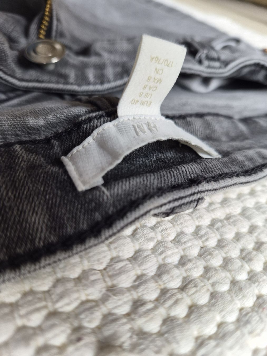 H&M Jeans: schwarze Skinny Jeans – Gebraucht aus Lauterbrunnen von MassimoNr.01 1