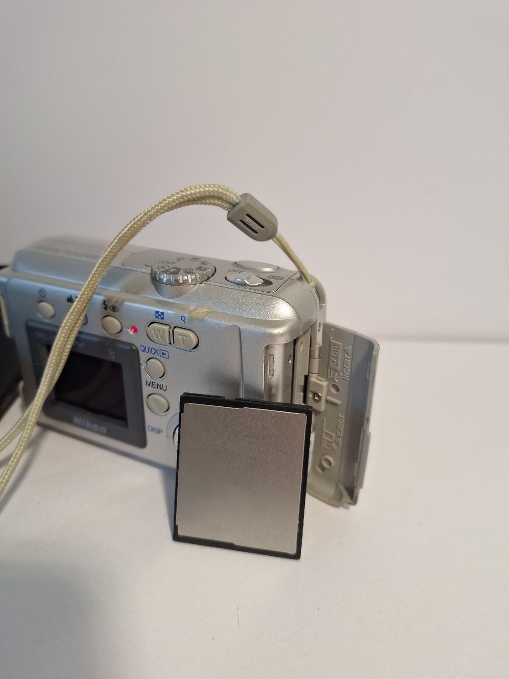 Nikon Fotocamera: Nikon Coolpix 2000 2.0mp Digitalkamera – Usato da Pfäffikon SZ venduto da TobyPeterson 3