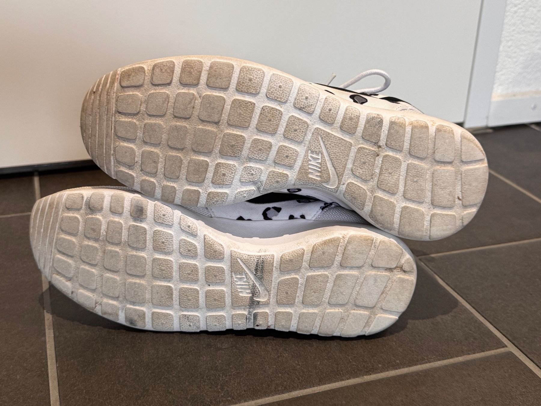 Nike Scarpe da donna: Weisse Schuhe Sneaker Nike Gr. 39 Dalmatiner – Usato da Rothrist venduto da Fondgruebe 4
