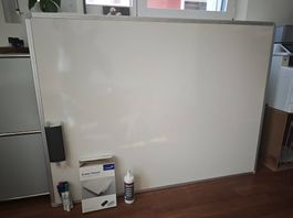 Grosses magnetisches Whiteboard Top Zustand mit Zubehör!