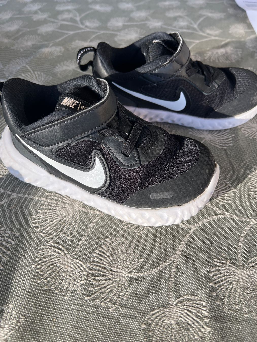 Nike Scarpe per ragazzi: Nike Revolution, Grösse 27 26 – Usato da Sennhof venduto da Dealmonster
