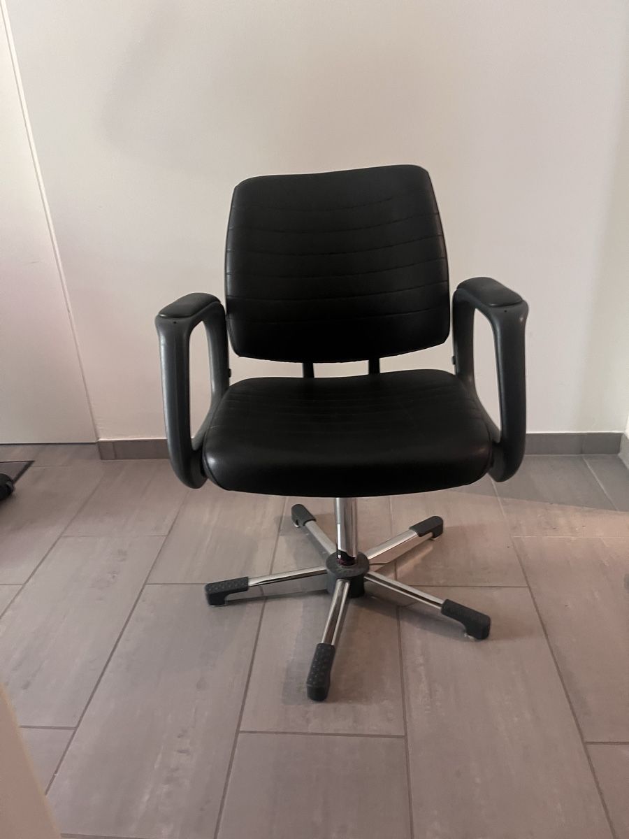 Stühle: Stuhl aus Coiffeur Geschäft – Gebraucht aus Unterkulm von Rekazo