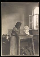 Fotografie Frau als Bildhauerin modelier