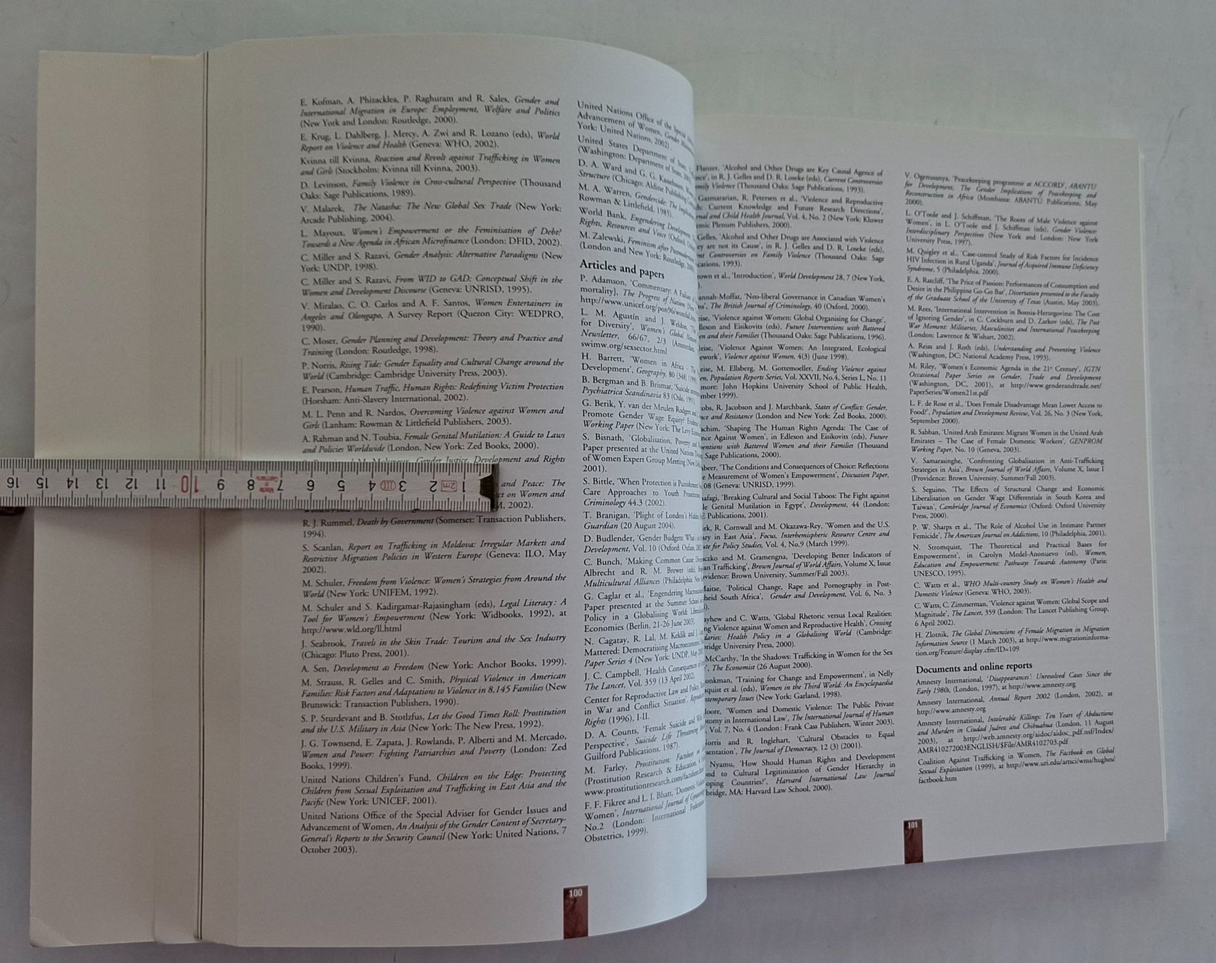 Libri: Women in an Insecure World Buch – Usato da Opfikon venduto da Diversamente 4