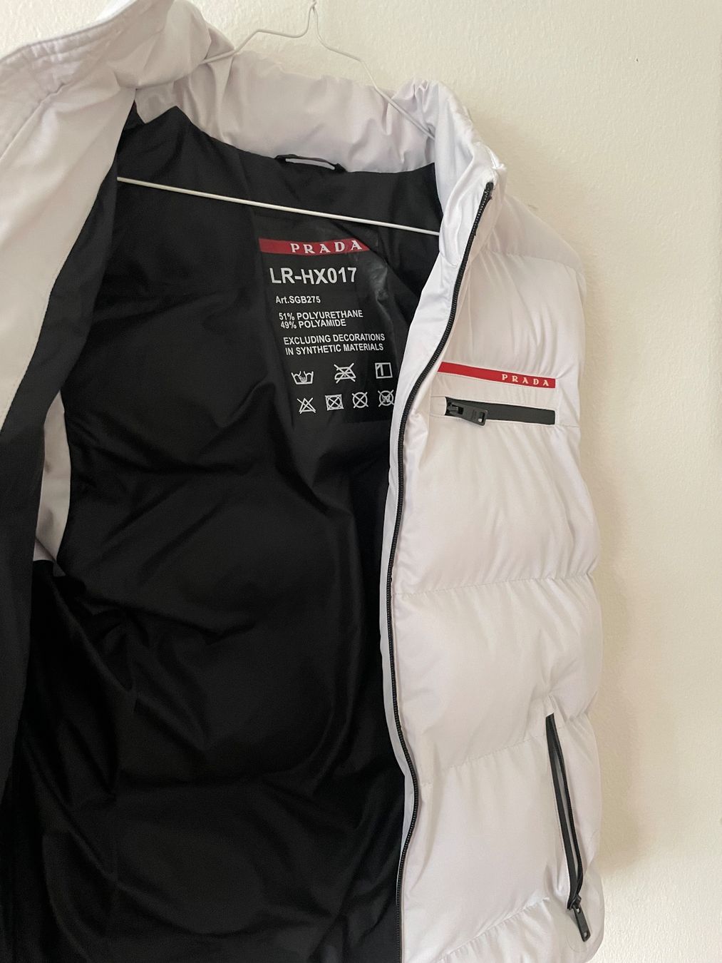 Prada Gilet & Giacche: Neue PRADA Weste Weiss – Nuovo e nell'imballaggio originale da Adliswil venduto da maximiliann 1