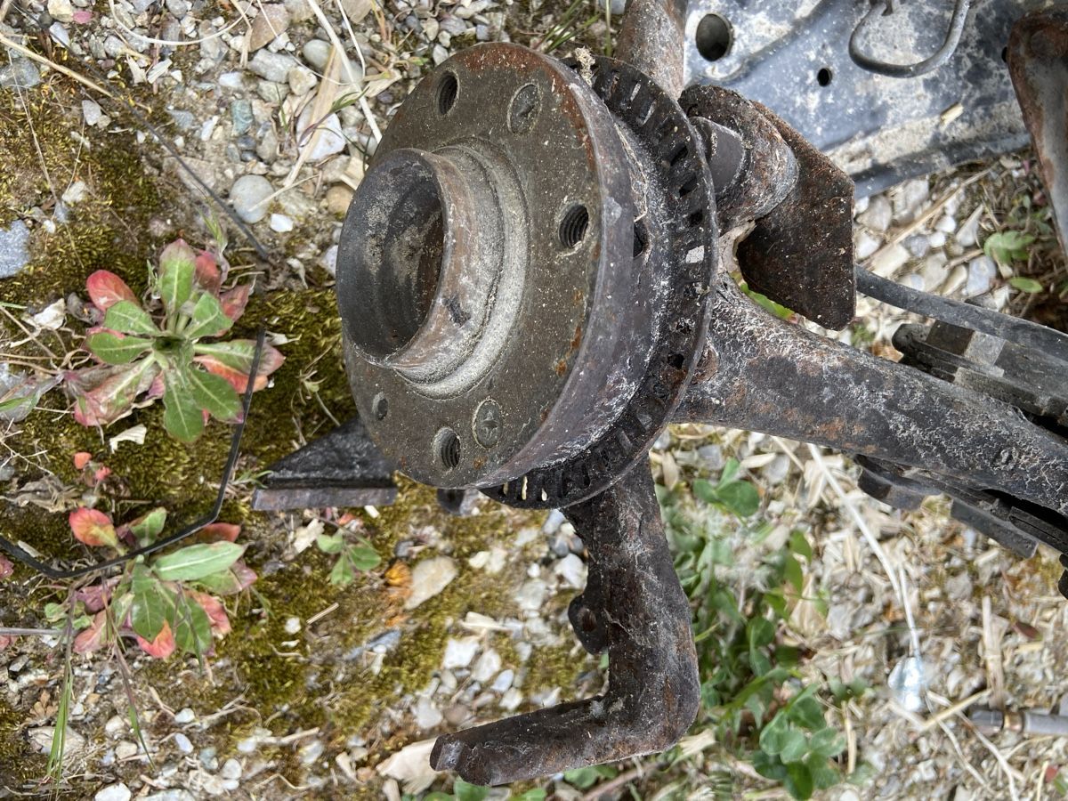 Tutti pezzi di ricambio auto: VW Golf 2 ABS Achsschenkel – Usato da Hettiswil venduto da Lukezero02