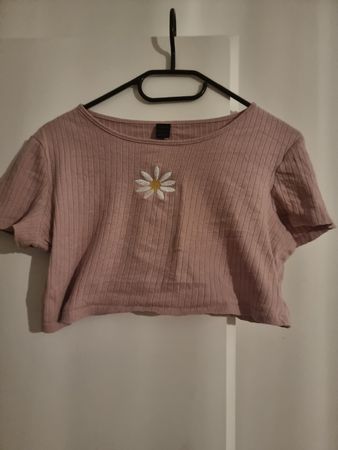 Rosa Crop Top mit Gänseblümchen
