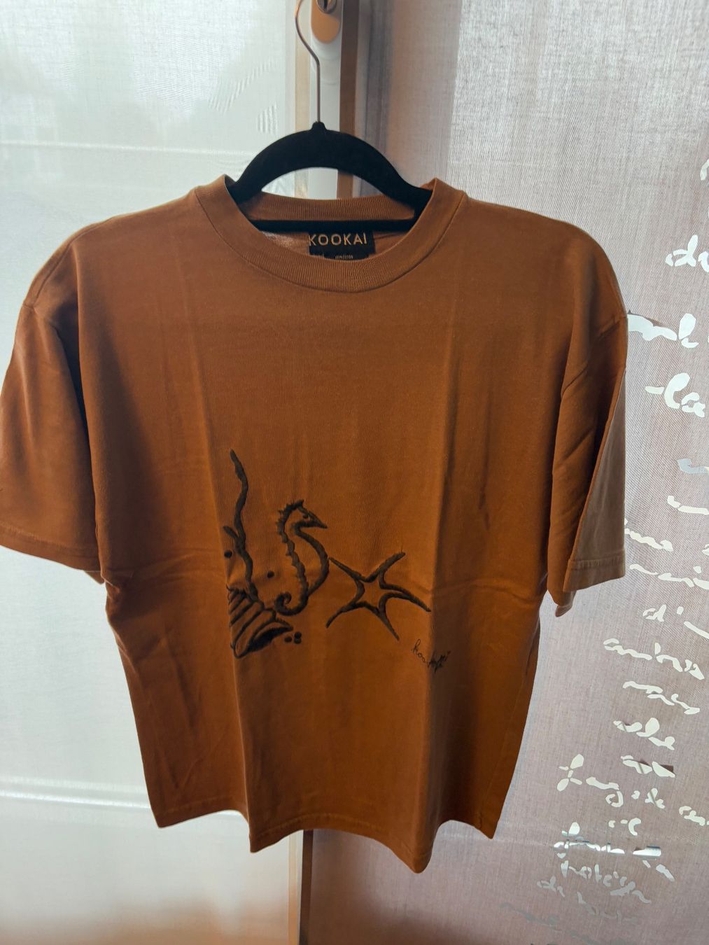 Kookai T-shirt: T-shirt Kookaï broderie marine hippocampe – Taille S – Usato da Lausanne venduto da ine_6c2m