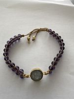 Lila Armband mit goldenen Details, neuwertig, top!