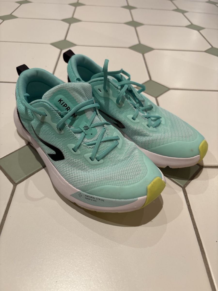 Decathlon Scarpe per ragazzi: Hallenschuhe Grösse 34 – Usato da Waldstatt venduto da Imaginary