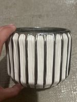 Cache-pot en céramique rayé blanc et argent 