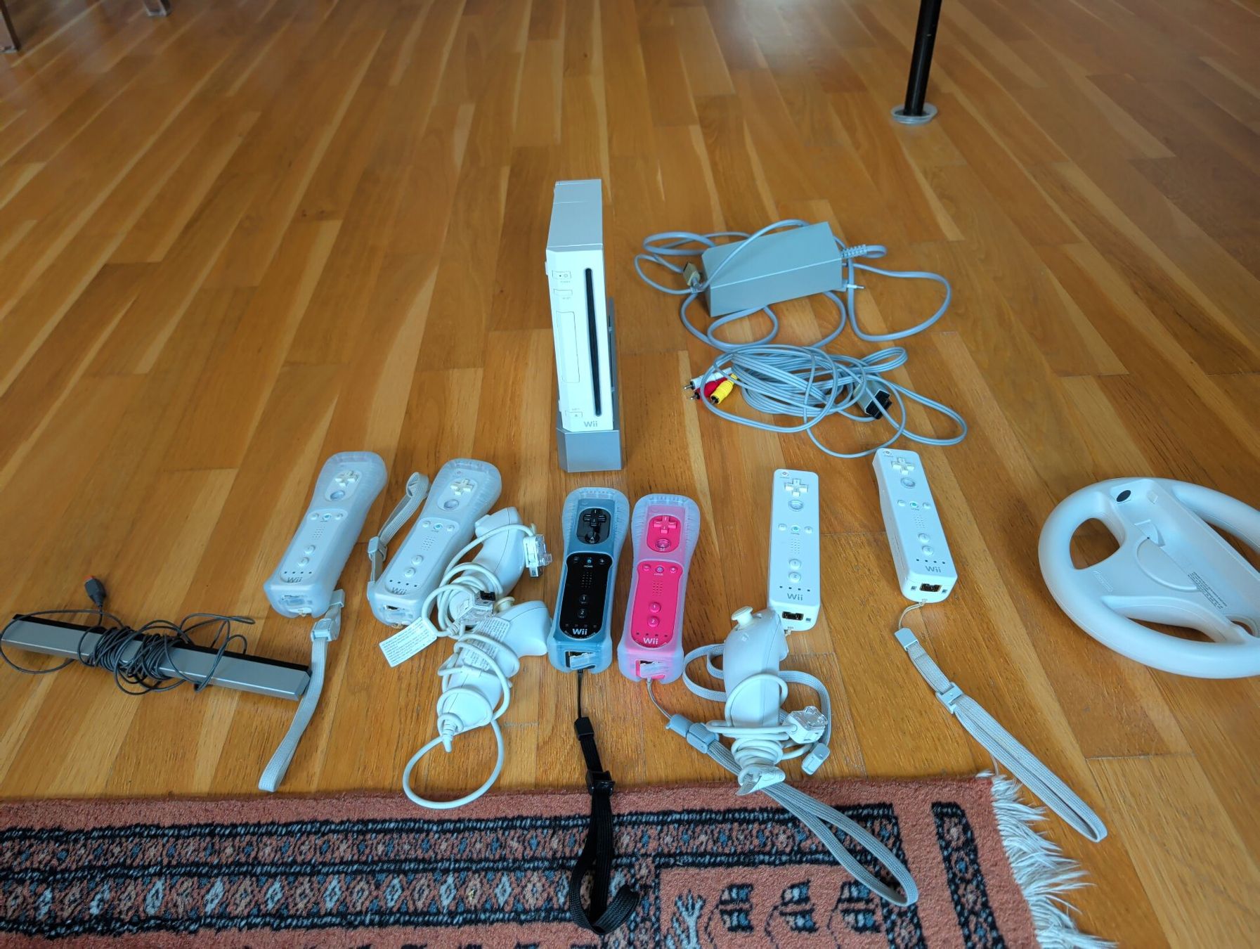Nintendo Console: Nintendo Wii Set, Konsole, 6 Controller & 8 Spiele – Usato da Bern venduto da DaudiS