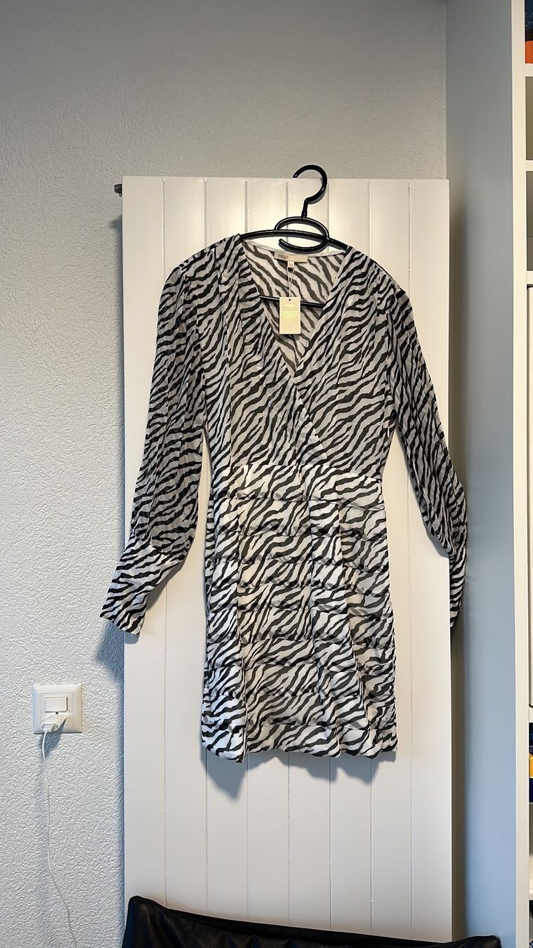 Maje Robes: Maje kleid 36 – Neuf avec emballage d'origine à Laupen BE par Smythe