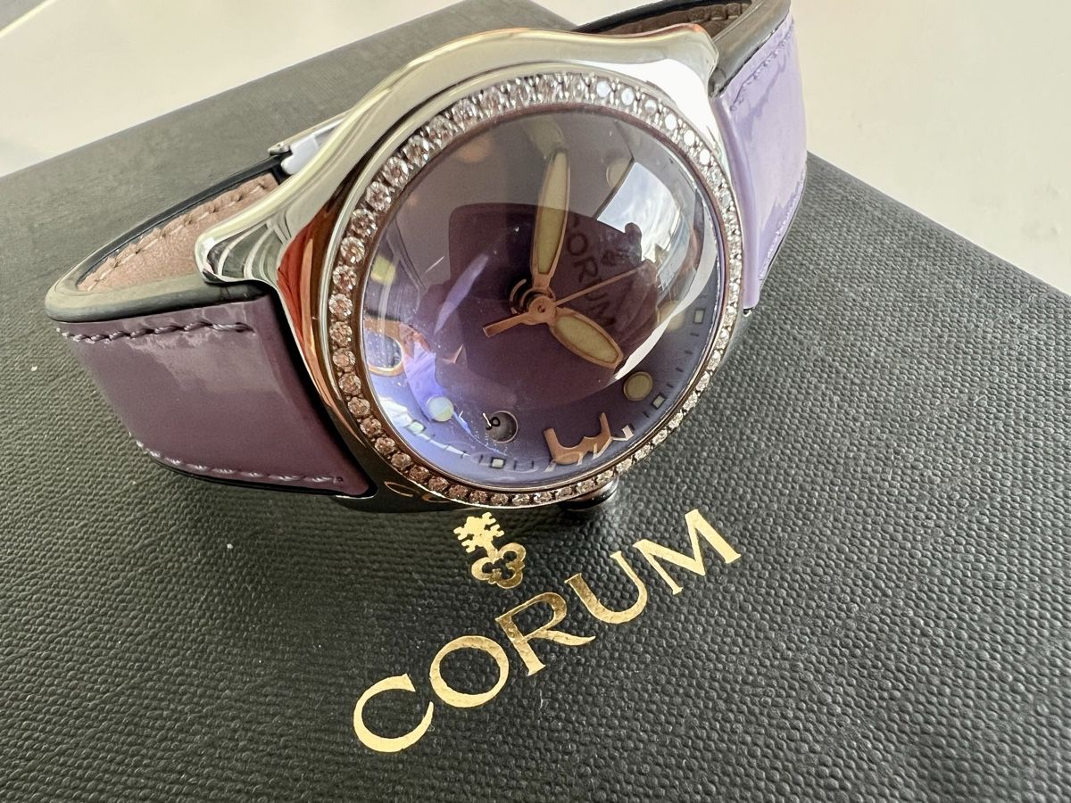 Corum Orologi: CORUM Bubble Lady, 34mm, Bezel fully set diamonds, SRP6000.- – Nuovo e nell'imballaggio originale da Le Mont-sur-Lausanne venduto da LycaGallery