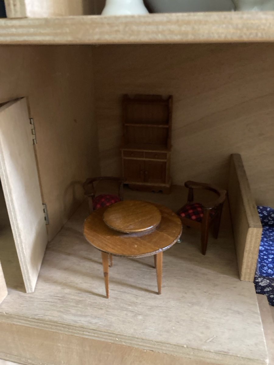 Case e mobili per bambole: Puppenhaus - Holz mit Schindeldach – Usato da oberrieden venduto da gordolino 3