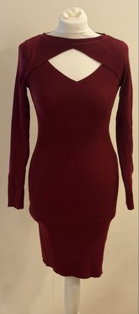 Bordeauxrotes Rippstrick-Kleid