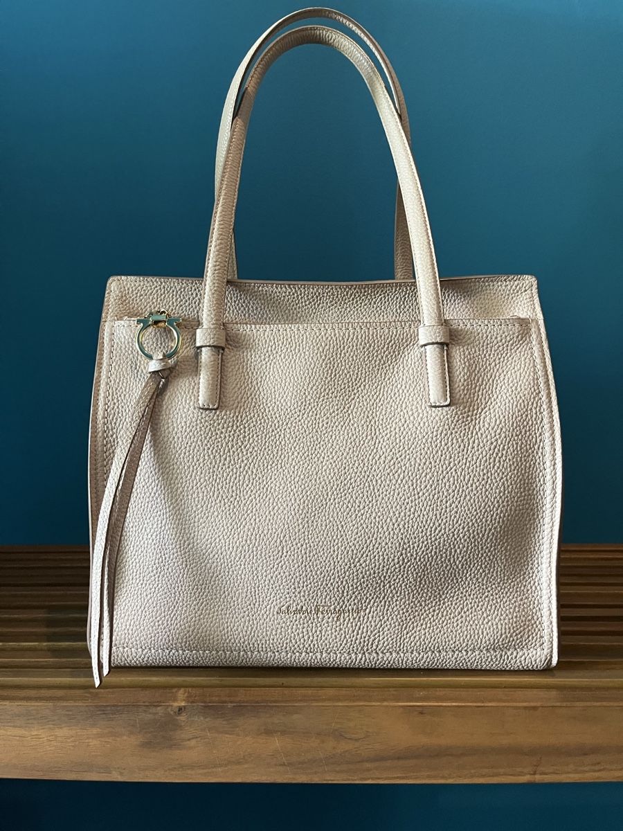Salvatore Ferragamo Sacs femmes: Salvatore Ferragamo Tote Bag - Excellent condition – Neuf (Voir description) à Colombier NE par Rain..
