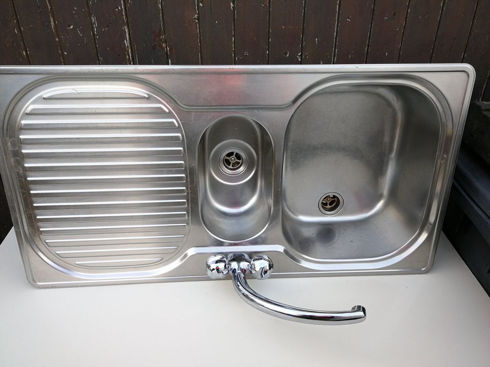 Spülbecken mit Küchenarmatur 1
