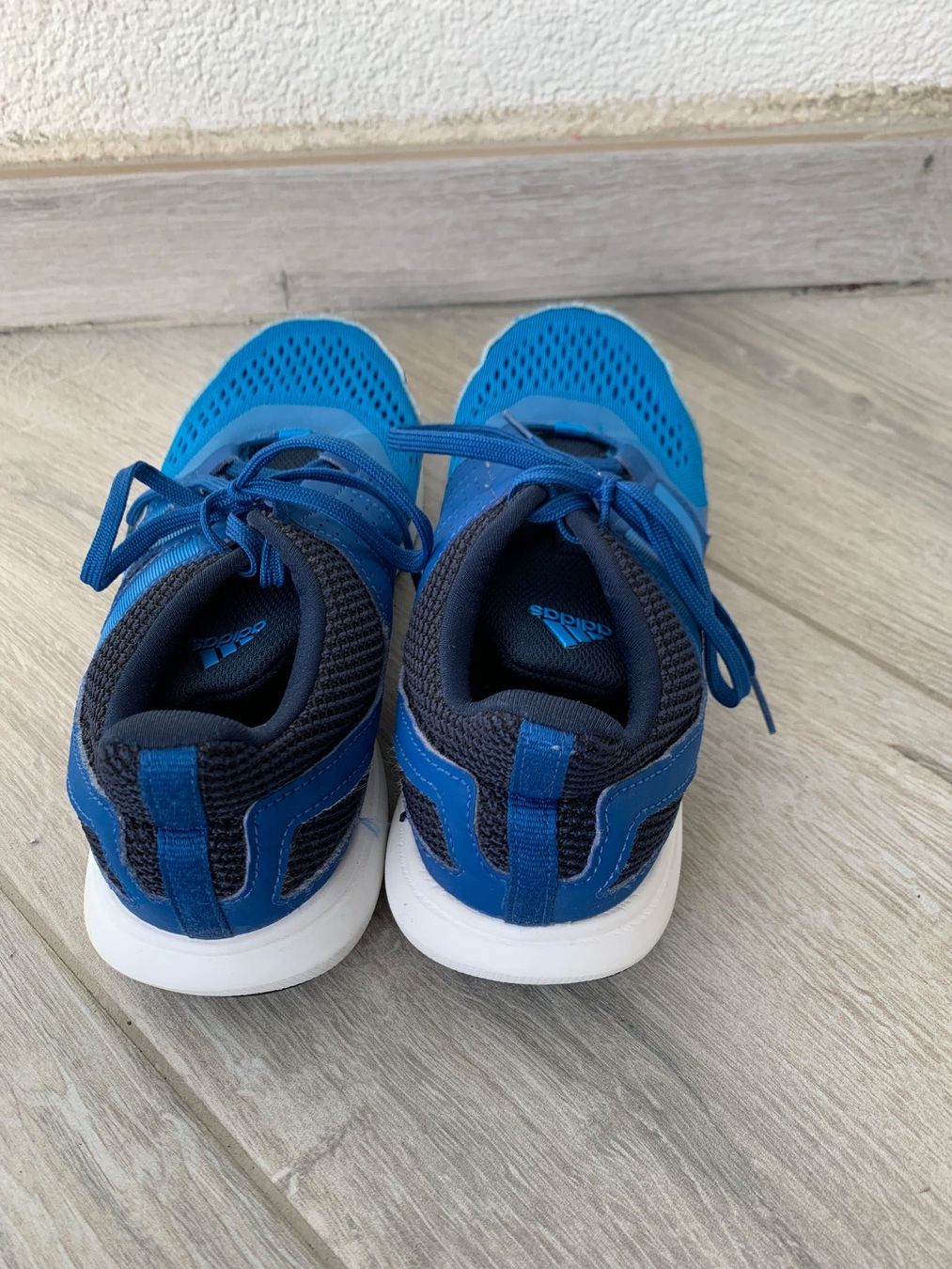 Adidas Scarpe per ragazzi: Blaue Adidas Hallenschuhe Gr. 37 – Usato da Büsserach venduto da smamax 1