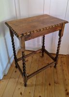 Antiker Beistelltisch mit gedrechselten Beinen, GB 61x40x74