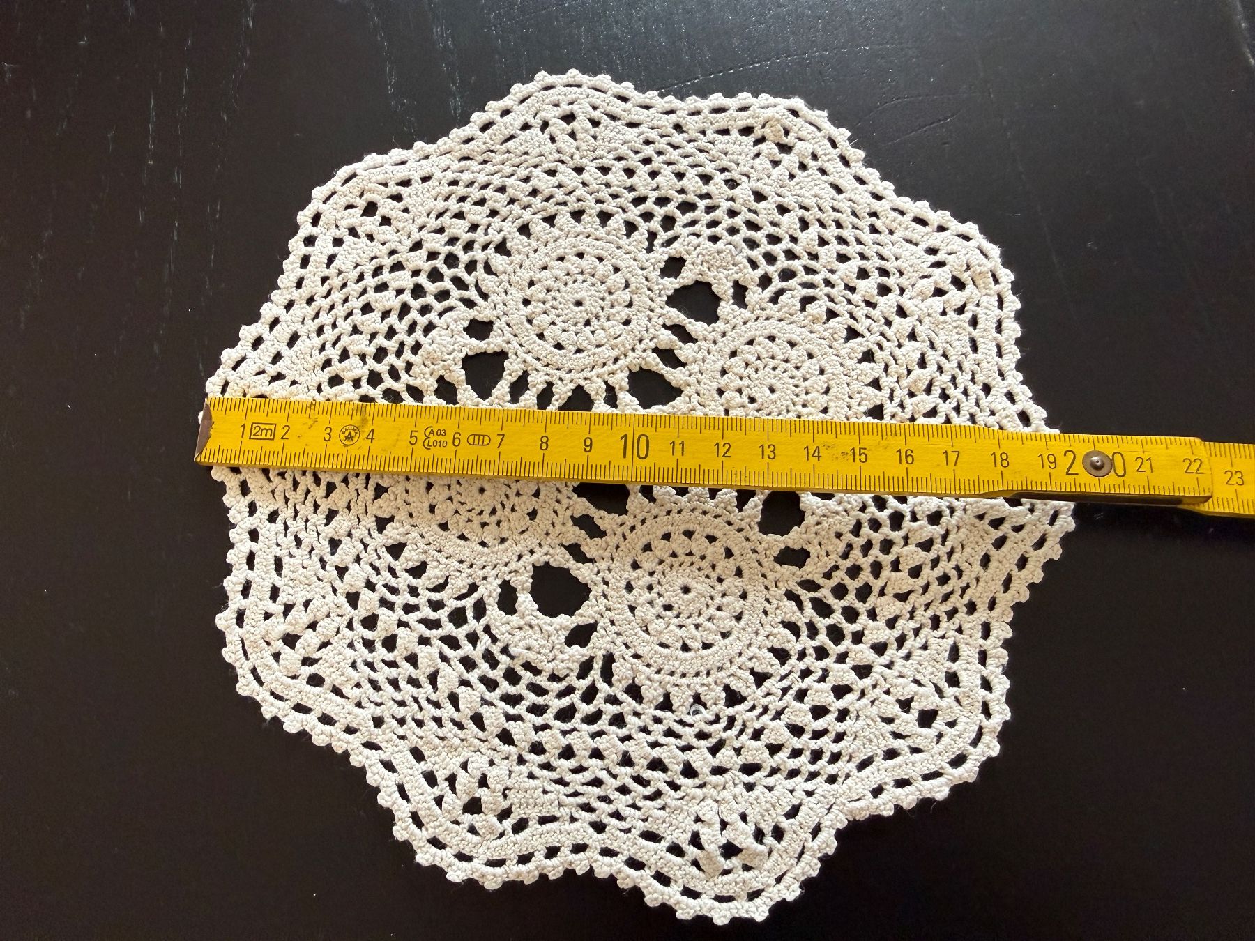 Sottobicchieri: 2er Set Handgemachte Spitzen-Deckchen mit Blumenmuster – Usato da Erstfeld venduto da Uhu1980 1