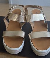 Elegante Damen-Sandalen mit einer modischen Plateau-Sohle.