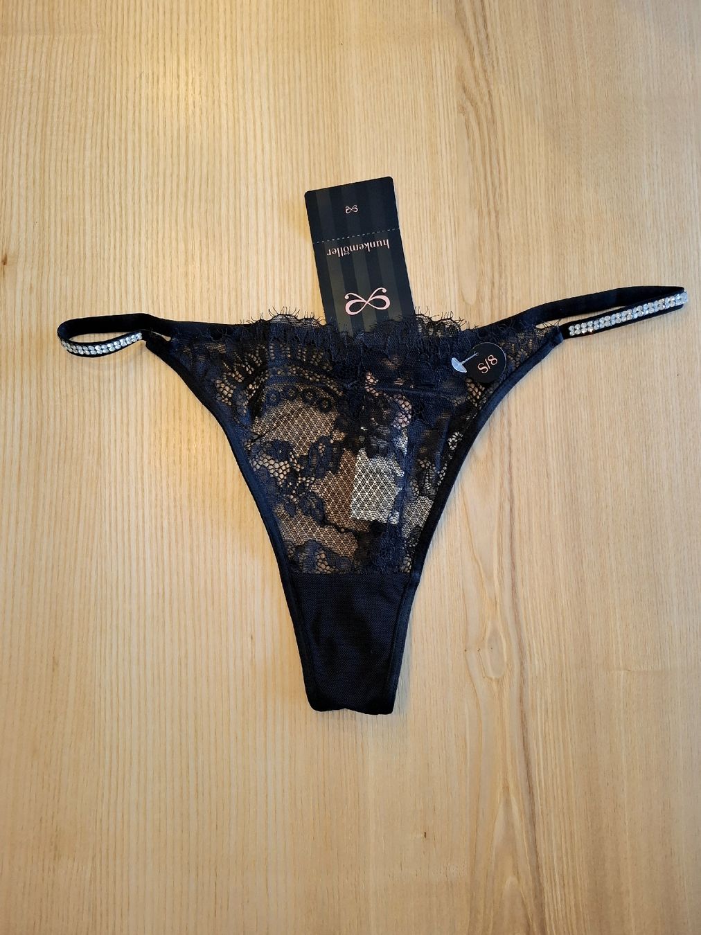 Hunkemöller Altra biancheria intima: LAST CHANCE! Schwarzer spitzen V-String, Damen, S, NEU – Nuovo e nell'imballaggio originale da Mollis venduto da Fr.Dieti 2