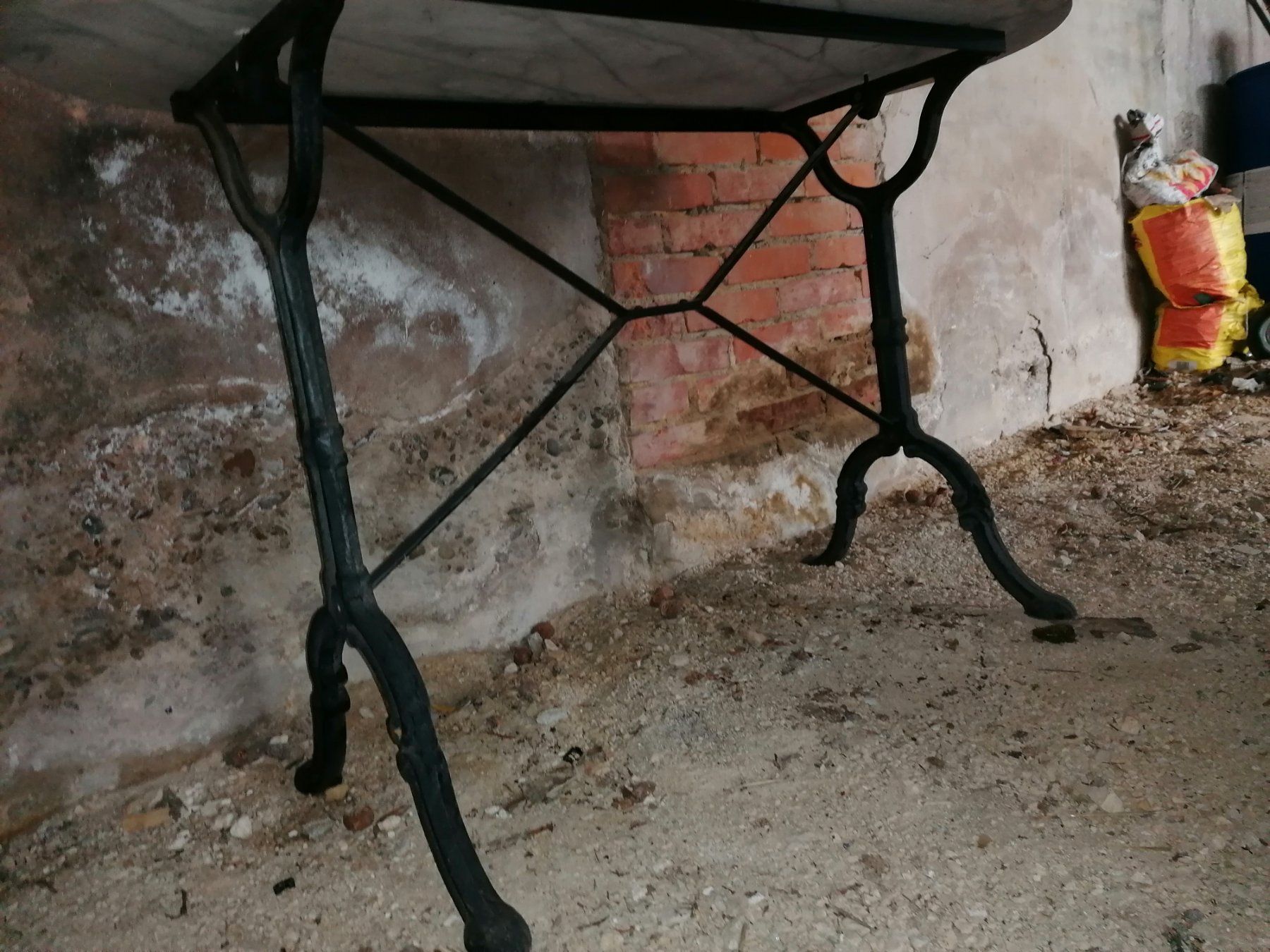 Tavoli: Marmortisch mit Gusseisenfuss.für Garten oder Balkon. – Usato da Biel / bienne venduto da Sarouch9 5