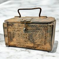 Ancien coffret de messager en bois sculpté et fer XVe siècle
