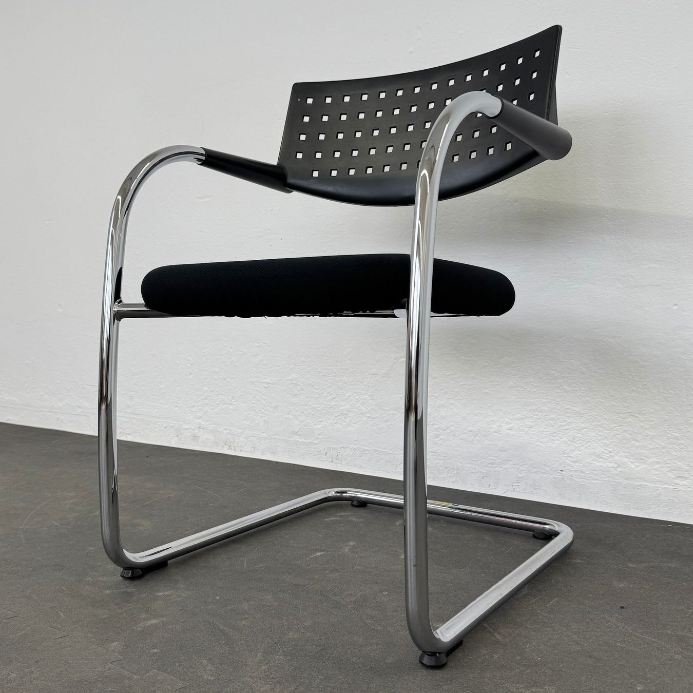 Vitra Sedie: Vitra Visavis Freischwinger - Schwarz-Chrom – Usato da Schönenwerd venduto da mcofficeshop 6