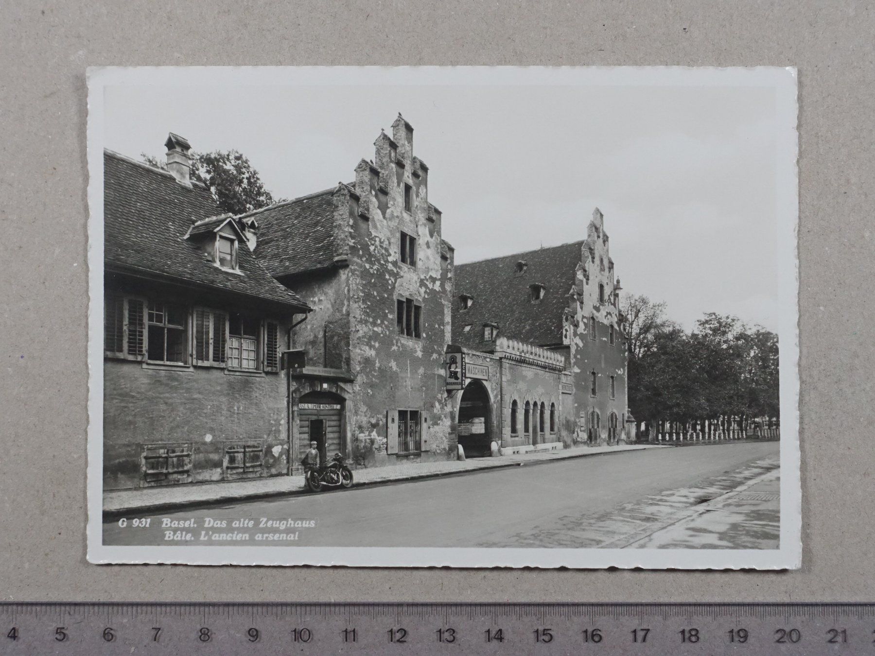 Cartoline postali: Basel, das alte Zeughaus, belebt, Motorrad – Usato da Lenzburg venduto da fh1