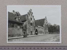 Basel, das alte Zeughaus, belebt, Motorrad