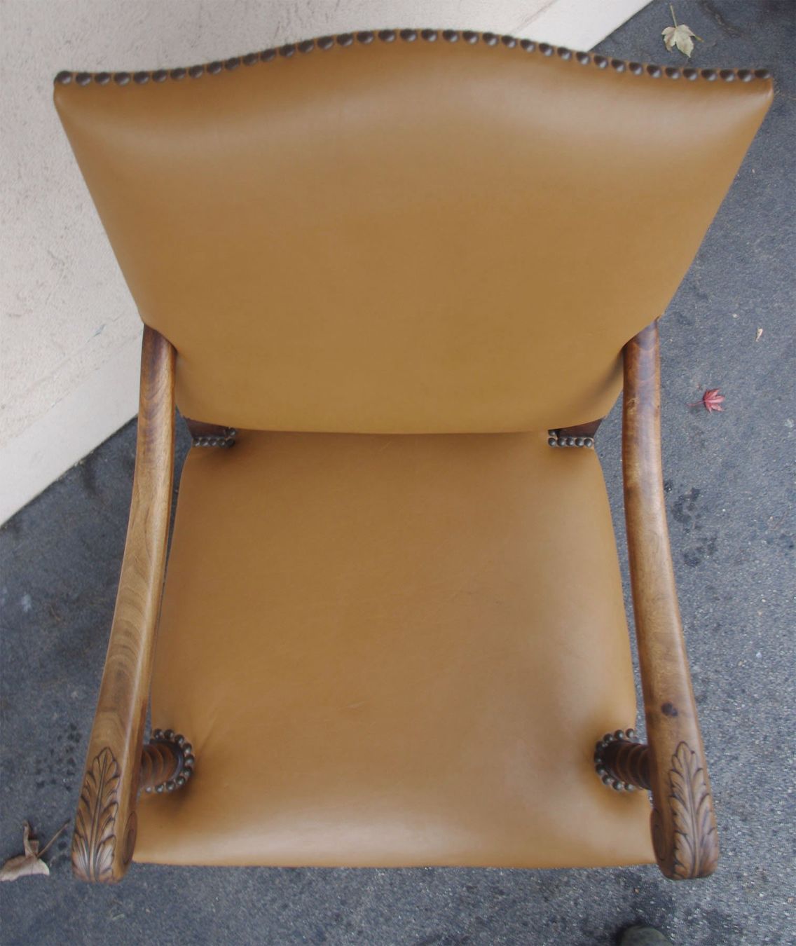 Poltrone: antiker Armlehnsessel mit neuem Leder – Usato da Meggen venduto da Trouvaillen 9