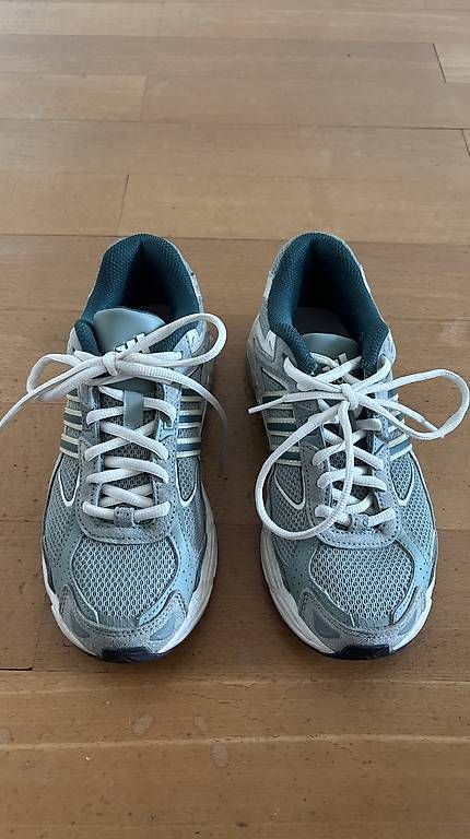 Chaussures femmes: Adidas Sneaker – D'occasion à Luzern par jen_zh6d