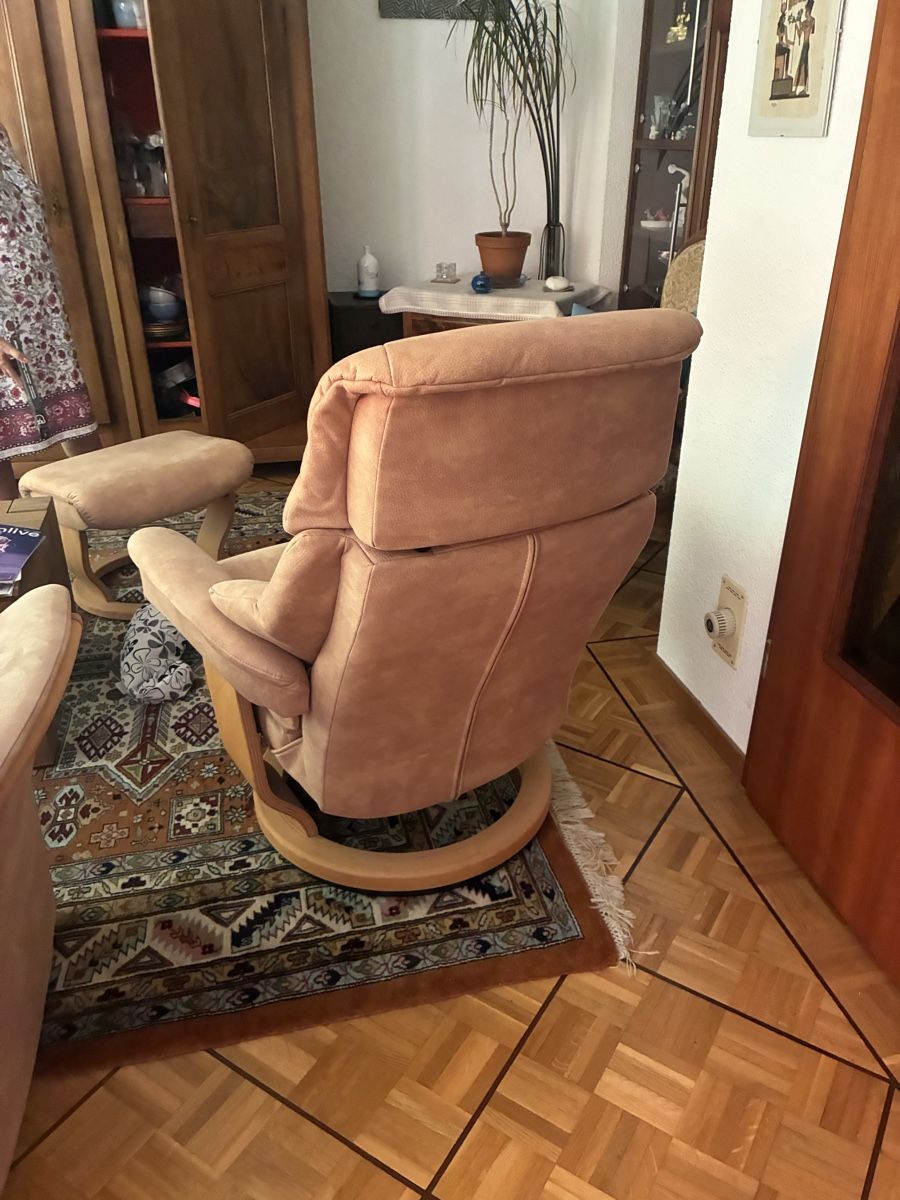 Fauteuils: Sessel mit Hocker Beige – D'occasion à Ecublens VD par Pilloud 1