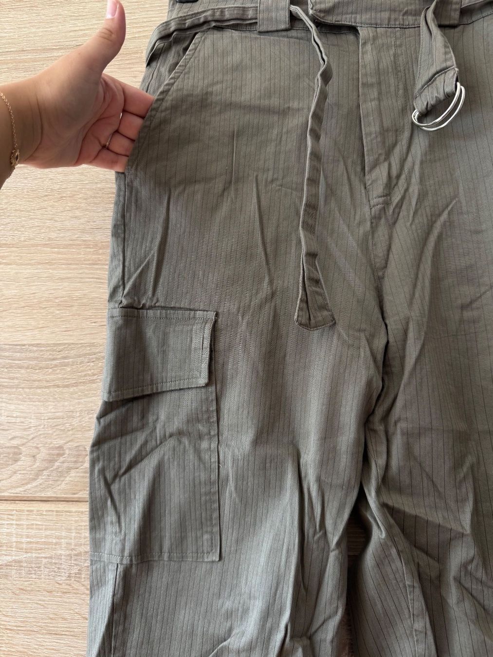 Tally Weijl Pantaloni: Pantalon cargo kaki – Usato da Montreux venduto da Izapechee 1